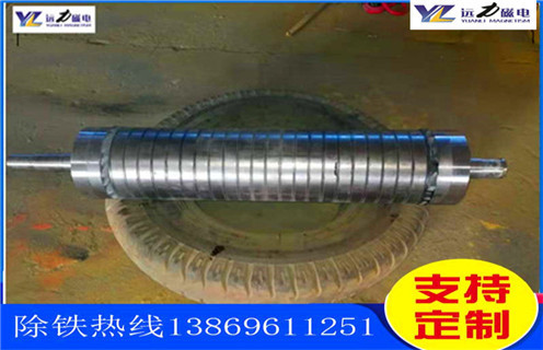 石英砂除鐵磁選機的性能特點_釩鈦鐵礦石英砂除鐵磁選機的性能特點型號參數(shù)及磁場強度，石英砂除鐵磁選機按磁場的強度分強磁除鐵機和低磁除鐵機，強磁除鐵機的磁場強度在12000高斯到15000高斯之間，低磁除鐵機的磁場強度在3000高斯左右。不同的礦物的則需要不同的選礦設(shè)備，結(jié)構(gòu)性質(zhì)的不同來選擇不同的磁場。遠力磁電的磁選設(shè)備型號齊全，規(guī)格標準，質(zhì)量可靠，是廣大礦山公司的理想合作伙伴。 一、石英砂除鐵磁選機的性能特點_釩鈦鐵礦石英砂除鐵磁選機的性能特點型號參數(shù)及磁場強度 石英砂除鐵磁選機是一種永磁除鐵器，采用超強稀土永磁釹鐵硼作為磁源，磁笥能穩(wěn)定，磁路設(shè)計獨特，此除鐵器磁力強，磁場梯度高，吸力遠大于國標除鐵器;具有自動糾偏功能的腰鼓形滾筒，全密封鑄鋼軸承座，保證除鐵器在各種惡劣環(huán)境下長期無故障工作。其廣泛應(yīng)用于煤礦、碼頭、火力發(fā)電、水泥、建材等行業(yè)。 二、石英砂除鐵磁選機的性能特點_釩鈦鐵礦石英砂除鐵磁選機的性能特點型號參數(shù)及磁場強度性能特點: 1、采用計算機模擬磁路設(shè)計，磁場分布不合理，透磁深度大。 2、除鐵器本體比電磁除鐵器簡化，不需勵磁電源，不需冷卻系統(tǒng)。 3、省電節(jié)能，故障率低。 4、操作簡單，運行安全可靠