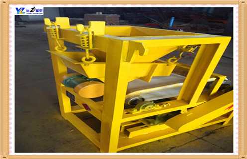 　寒冷冬季干式磁選機(jī)我們?yōu)槭裁匆⒅乇ｐB(yǎng),我們都知道,要想延長設(shè)備的使用期限就必須注重對設(shè)備的保養(yǎng),那么在眾行業(yè)中我們廣泛使用的干式磁選機(jī)設(shè)備日常中應(yīng)該怎樣維護(hù)呢,尤其是到了寒冷的冬天,今天遠(yuǎn)力磁電小編給大家講解一下這一問題.  　　1.關(guān)于干式磁選機(jī)在冬季使用磨損最為快些,長期的使用懸掛式永磁干式磁選機(jī)設(shè)備可能會對干式磁選機(jī)造成磨損,造成磁力脫落下降,如有發(fā)現(xiàn)請及時(shí)的清理并且重新充磁及更換.電機(jī)帶動(dòng)的皮帶是傳動(dòng)裝置,如果皮帶磨損嚴(yán)重會造成除鐵效率低下,所以嚴(yán)重磨損的請更換新型干式磁選機(jī).