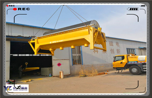 　　江西磁選機廠家，磁選機適用于粒度3mm以下的磁鐵礦、磁黃鐵礦、焙燒礦、鈦鐵礦等物料的濕式磁選，也用于煤、非金屬礦、建材等物料的除鐵作業(yè)。磁選機的磁系采用優(yōu)質(zhì)鐵氧體材料或與稀土磁鋼復(fù)合而成，筒表平均磁感應(yīng)強度為100～600mT。根據(jù)用戶需要，可提供順流、半逆流、逆流型等多種不同表強的磁選。遠力磁電磁選設(shè)備具有結(jié)構(gòu)簡單、處理量大、操作方便、易于維護等優(yōu)點。  　　一、江西磁選機廠家產(chǎn)品特點  　　1、貧鐵礦經(jīng)粗碎或中碎后的粗選，排除圍巖等廢石，提高品位，減輕下一道工序的負荷。  　　2、用于赤鐵礦還原閉路焙燒作業(yè)中將未充分還原的生礦選別，返回再燒。  　　3、用于陶瓷行業(yè)中將瓷泥中混雜的鐵除去，提高陶瓷產(chǎn)品的質(zhì)量。  　　4、燃煤礦、鑄造型砂、耐火材料以及其它行業(yè)需要用的除鐵作業(yè)。  　　二、江西磁選機廠家產(chǎn)品詳介  　　1、磁選機磁系磁場性能較高，磁感應(yīng)強度高，磁場深度大，成品物料要高于同規(guī)格設(shè)備的20%，成為目前市場上是熱門設(shè)備之一。  　　2、襯板磨損少，磁選機軸承具有過高承載能力，使磁選機在運轉(zhuǎn)中無任何異常故障的出現(xiàn)，運轉(zhuǎn)非常平穩(wěn)可靠，有效提高磁選機的生產(chǎn)和處理能力。  　　3、應(yīng)用范圍廣，磁選機槽體可分為順流式、逆流式、半逆流式三種，用戶可根據(jù)不同的需求進行選取，滿足不同物料的應(yīng)用。  　　4、品位高、負荷低，貧鐵礦經(jīng)粗碎或中碎后的粗選，排除圍巖等廢石，提高品位，減輕下一道工序的負荷。